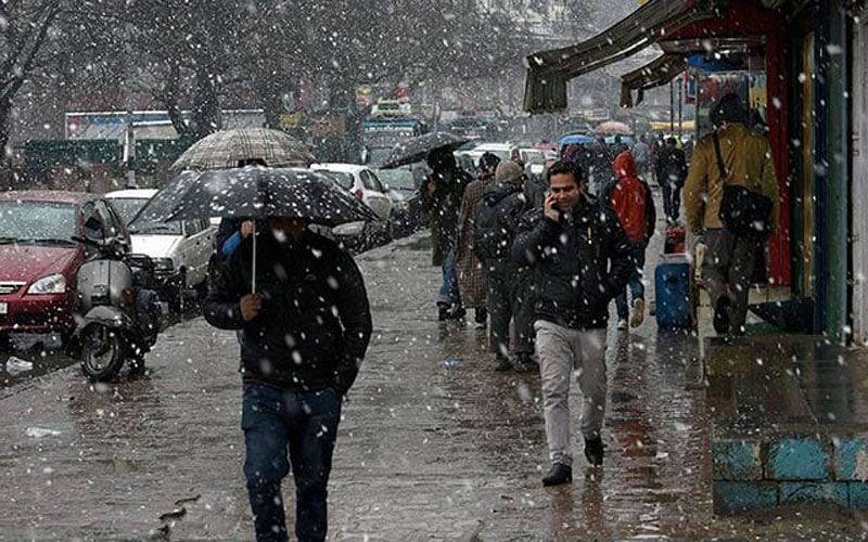 मनाली और शिमला में बर्फबारी के कारण मौसम सुहावना, पर्यटकों का आकर्षण बढ़ा