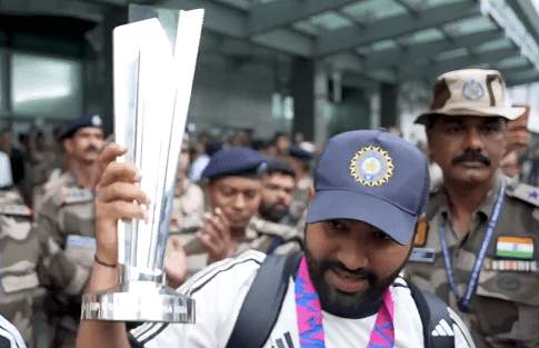 स्वदेश पहुंची विश्व चैंपियन भारतीय टीम का एयरपोर्ट पर क्रिकेट फैंस ने किया भव्य स्वागत