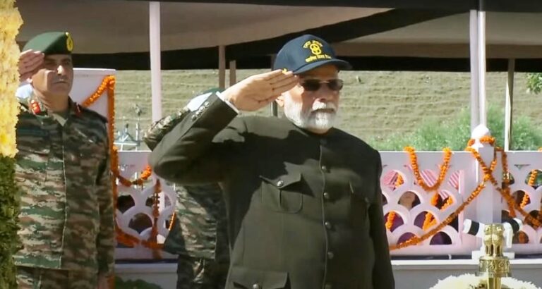 Read more about the article प्रधानमंत्री ने कारगिल विजय दिवस (Kargil Vijay Diwas) पर शहीदों को श्रद्धांजलि अर्पित की और लद्दाख में श्रद्धांजलि समारोह में भाग लिया..
