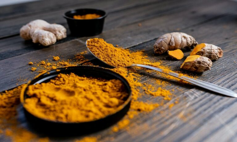 Read more about the article हल्दी (Turmeric): औषधीय गुणों से भरपूर एक पारम्परिक जड़ी बूटी और एक अद्भुत औषधि